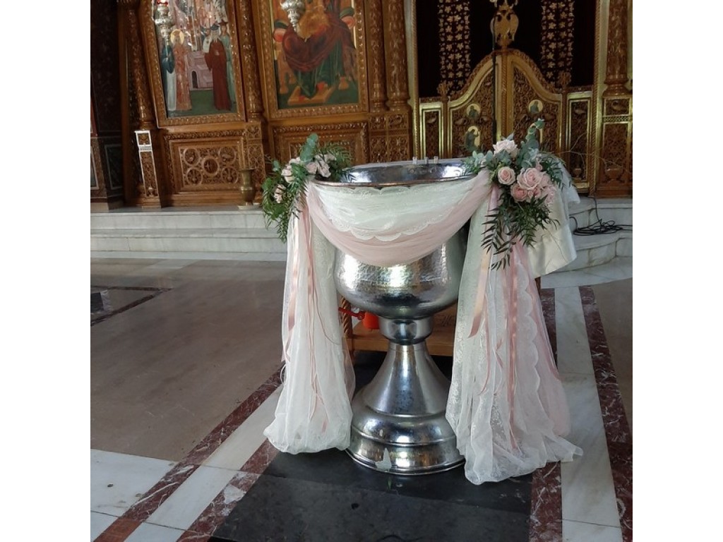 Στολισμός κολυμπήθρας με ροζ τριαντάφυλλο